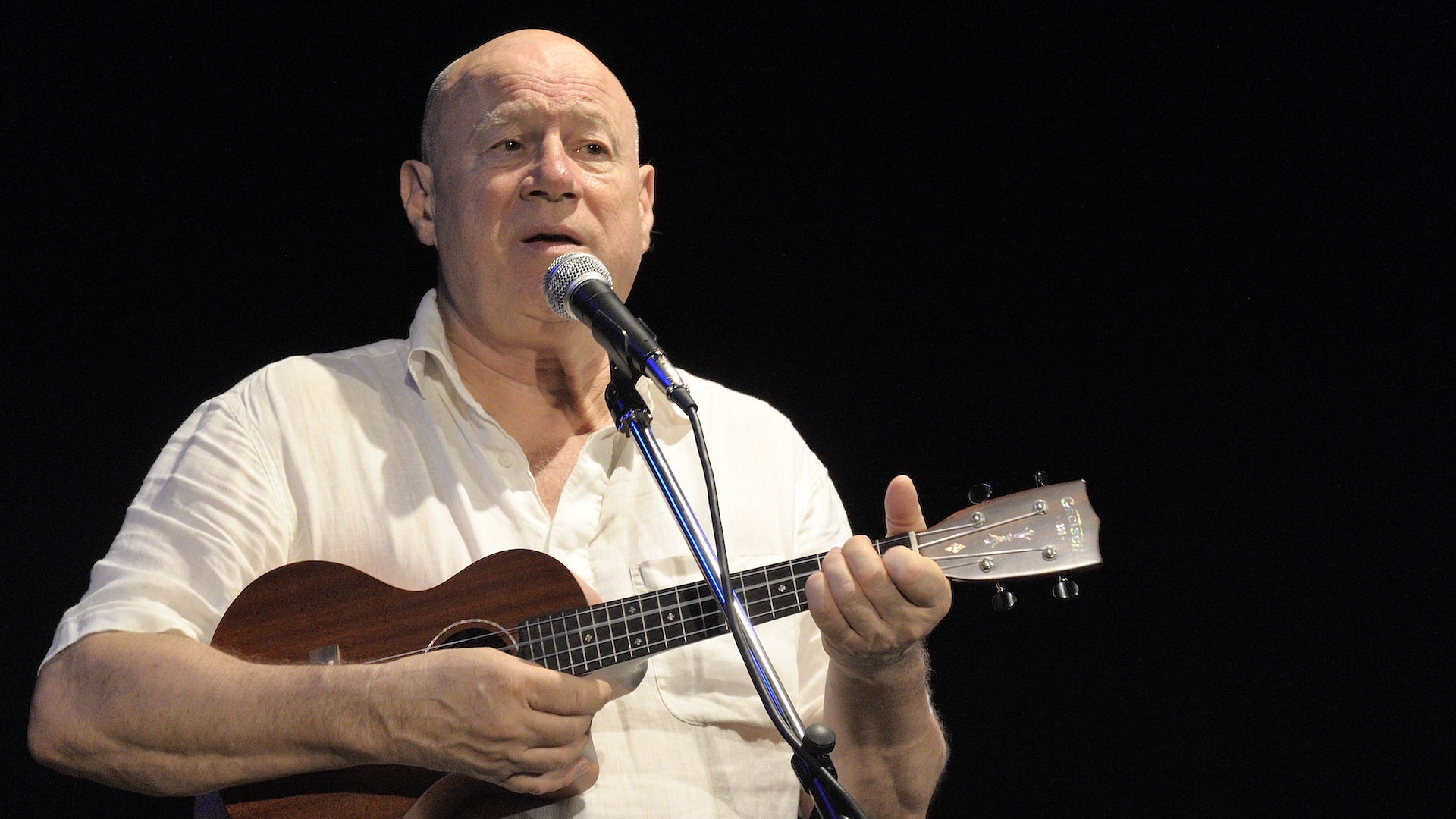 Neil Innes plays the ukulele in Japan in 2014