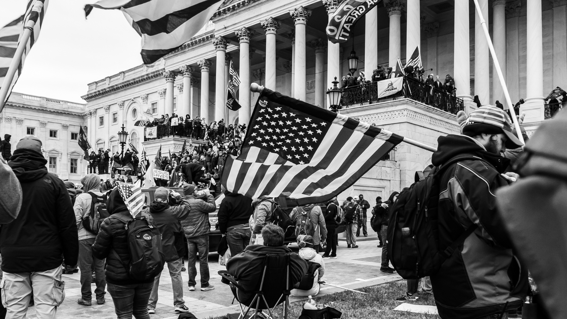 A pro-trump mob gathers outside the US Capitol Building.