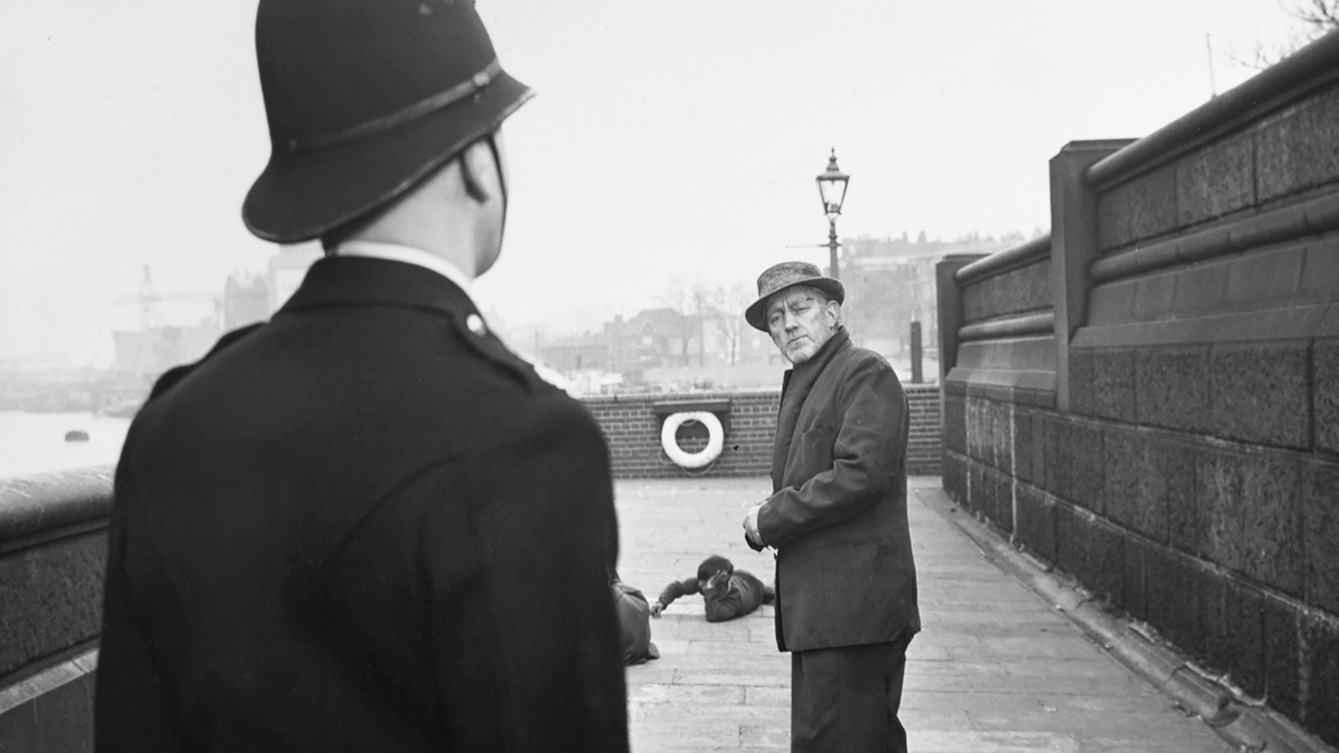 Chelsea sons Alec Guinness and some of the locally sourced young ruffians in the 1958 film The Horse’s Mouth.