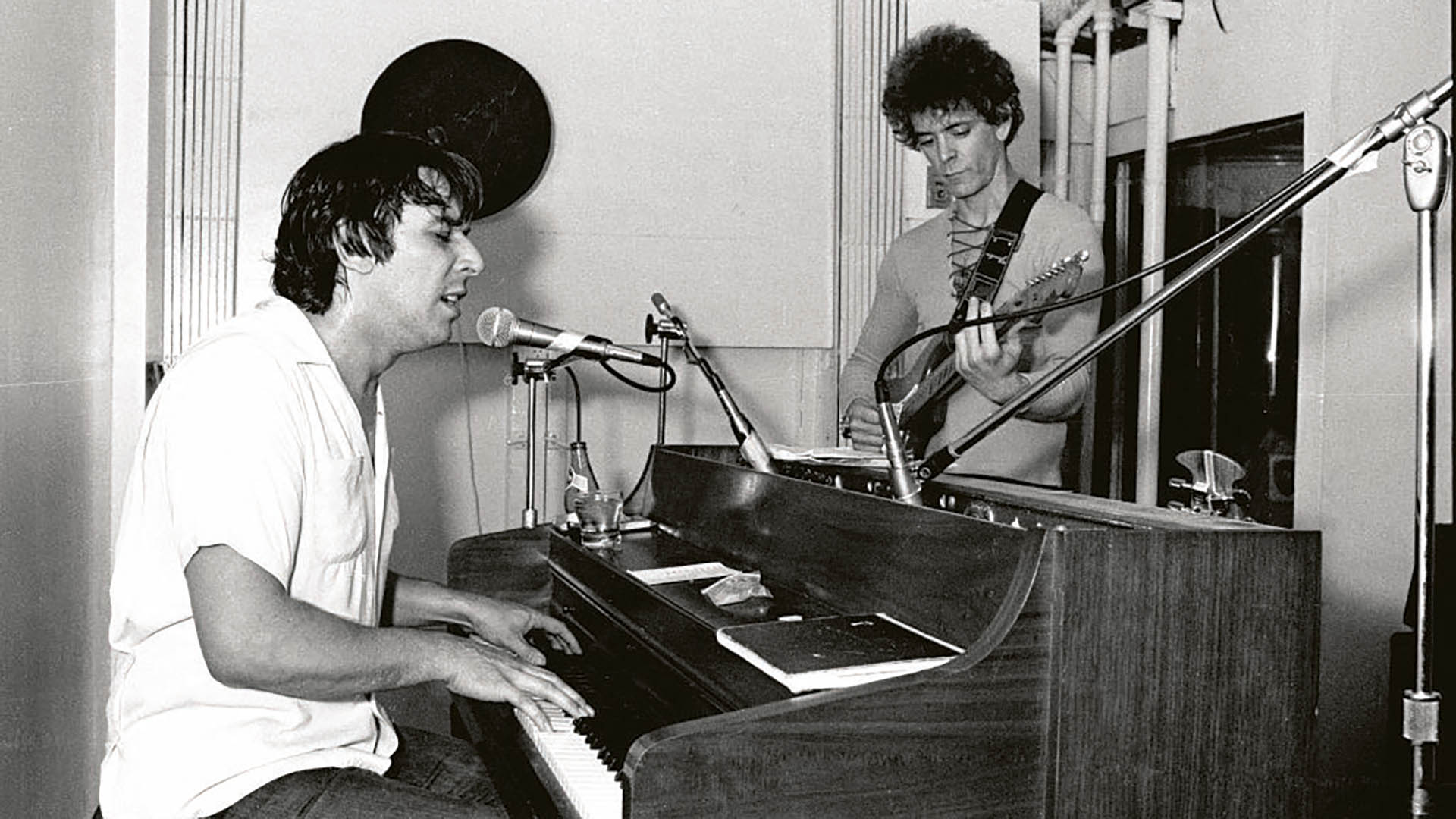 John Cale and Lou Reed jamming in 1975