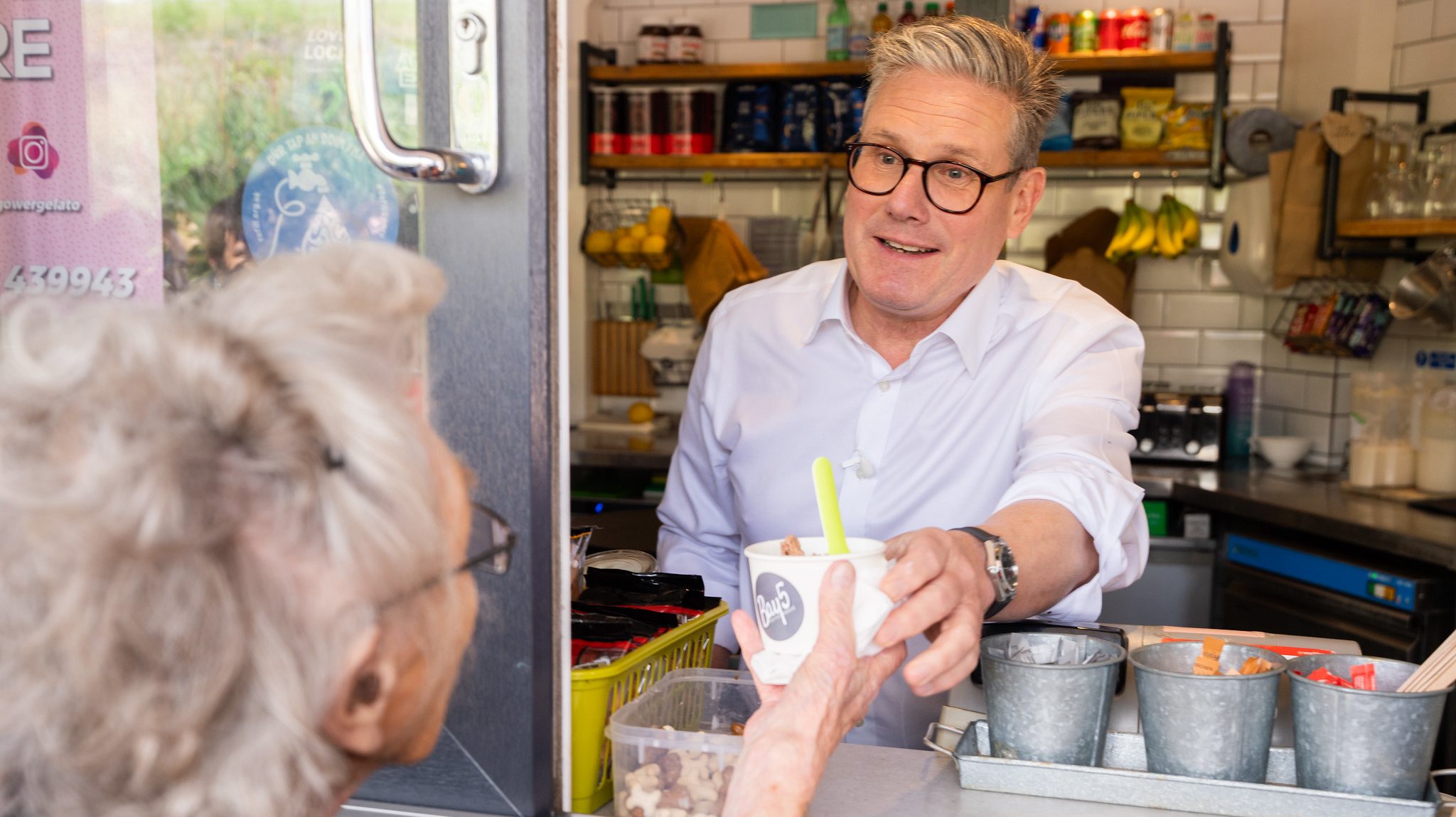 Keir Starmer hands out ice cream