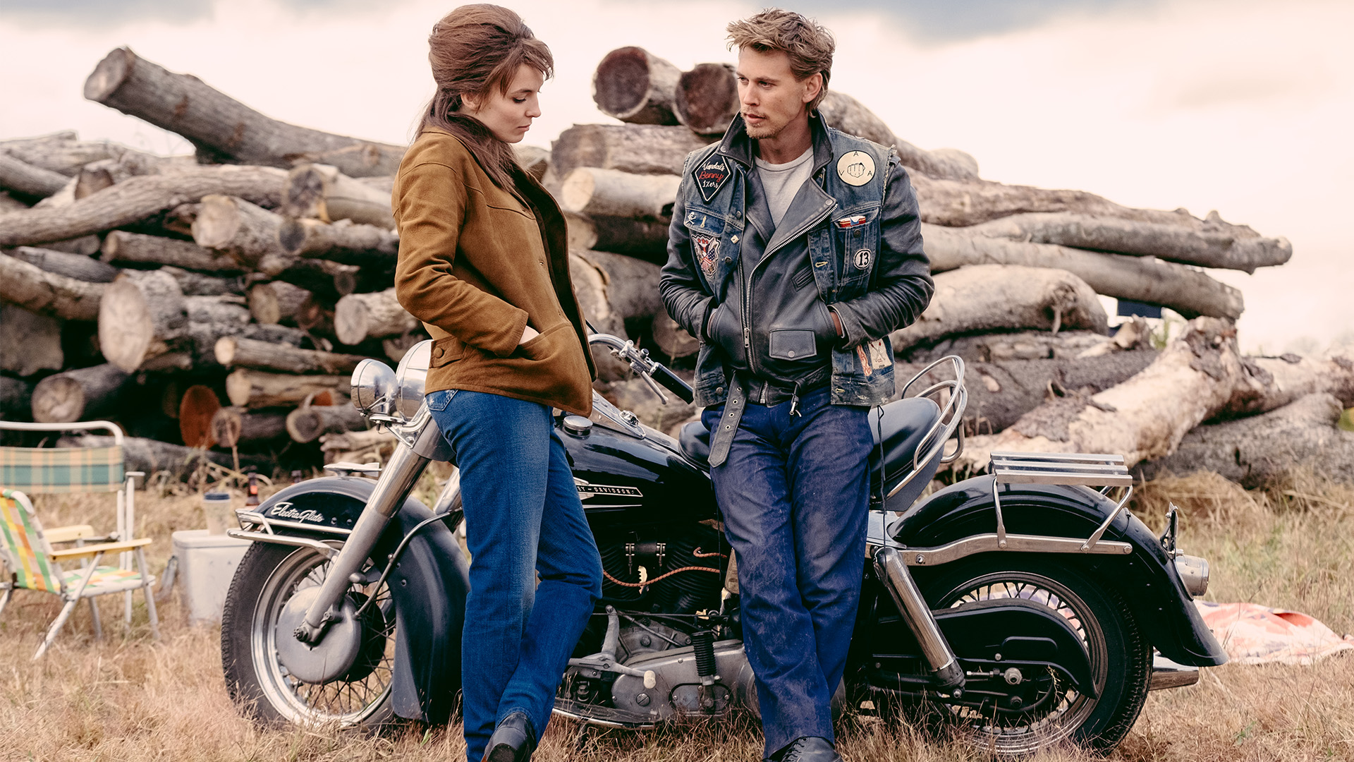 Jodie Comer and Austin Butler in The Bikeriders