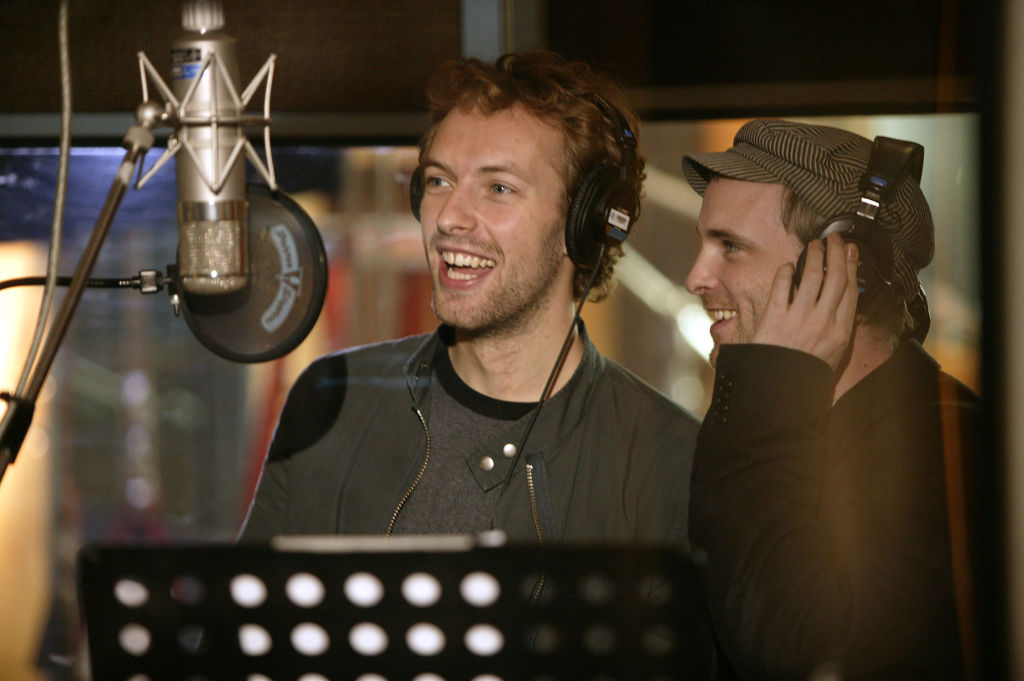 Fran Healy with Chris Martin in 2004