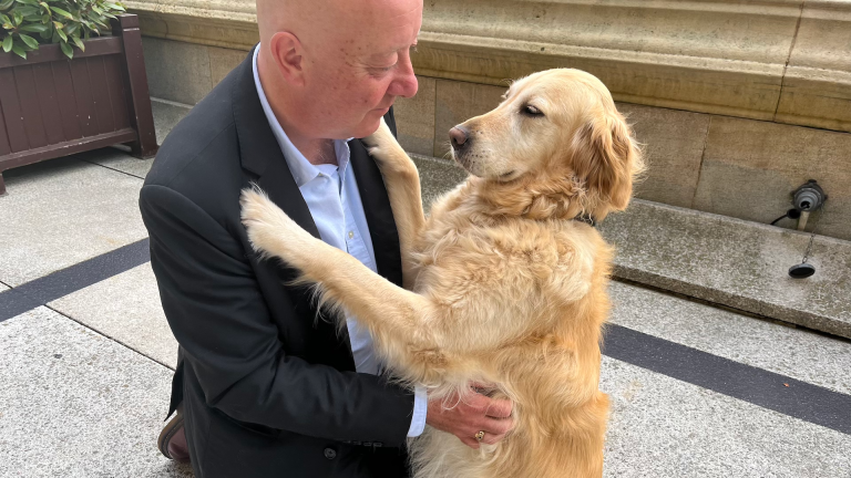 jennie the guide dog and mp steve darling