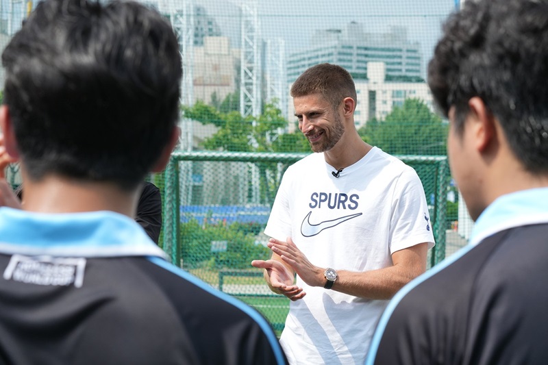 Tottenham Hotspur footballers meet members of the South Korea Homeless World Cup men's team