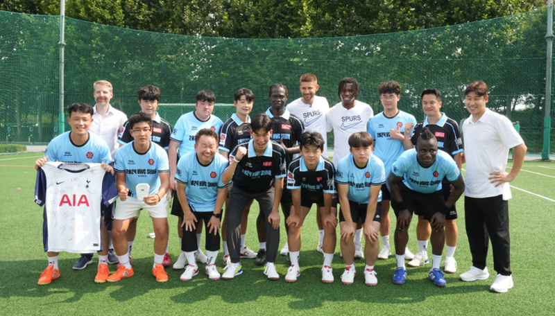 Tottenham Hotspur footballers meet members of the South Korea Homeless World Cup men's team